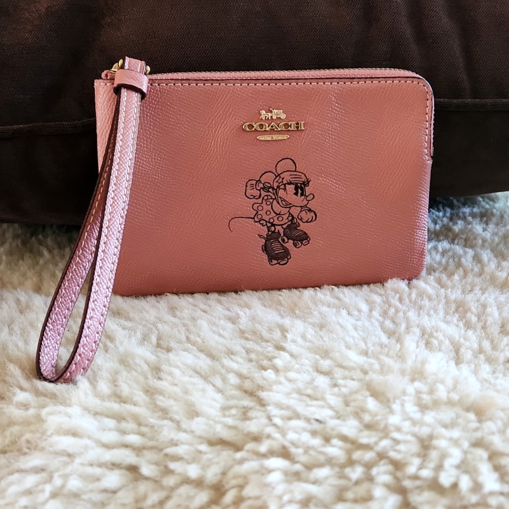NWOT Disney X Coach Rollerblading Minnie  Mouse Salmon Pink Wristlet 💗 🛼🐭